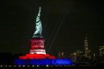 La Estatua de la Libertad brilla para celebrar la independencia de EEUU