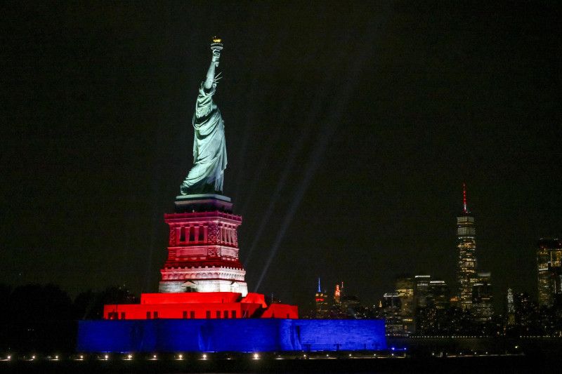 La Estatua de la Libertad brilla para celebrar la independencia de EEUU La Estatua de la Libertad brilla para celebrar la independencia de EEUU