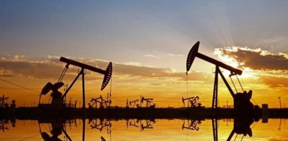 Incertidumbre mundial dispara el crudo, crecimiento retrocede