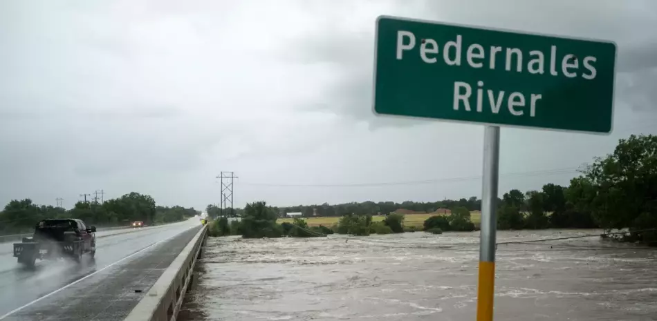 Fuertes tormentas causan inundaciones en Texas y el rescate de decenas de personas