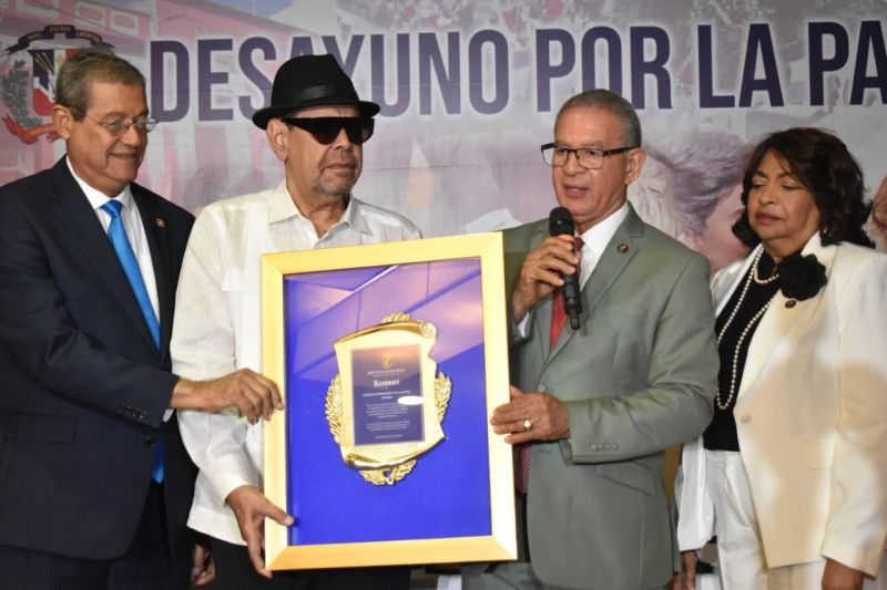 Reconocen a los artistas Fernando Villalona y Antonio Mateo en el 188 aniversario de La Trinitaria