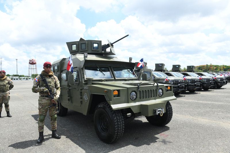 Abinader entrega nuevos vehículos a las fuerzas armadas; resalta seguridad fronteriza del país