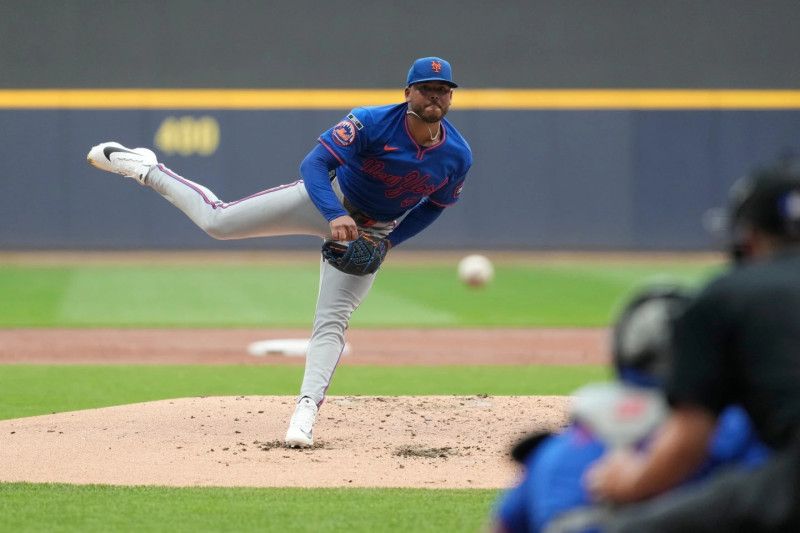 Los Cerveceros castigan a Freddy Peralta en su retorno a Milwaukee