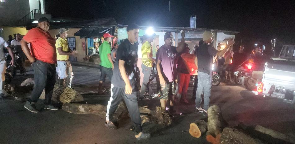 Policía dispersa con bombas lacrimógenas protesta en Ocoa por contra falla en servicio eléctrico