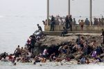 Miles de marroquíes cruzan la frontera en masa para entrar a España