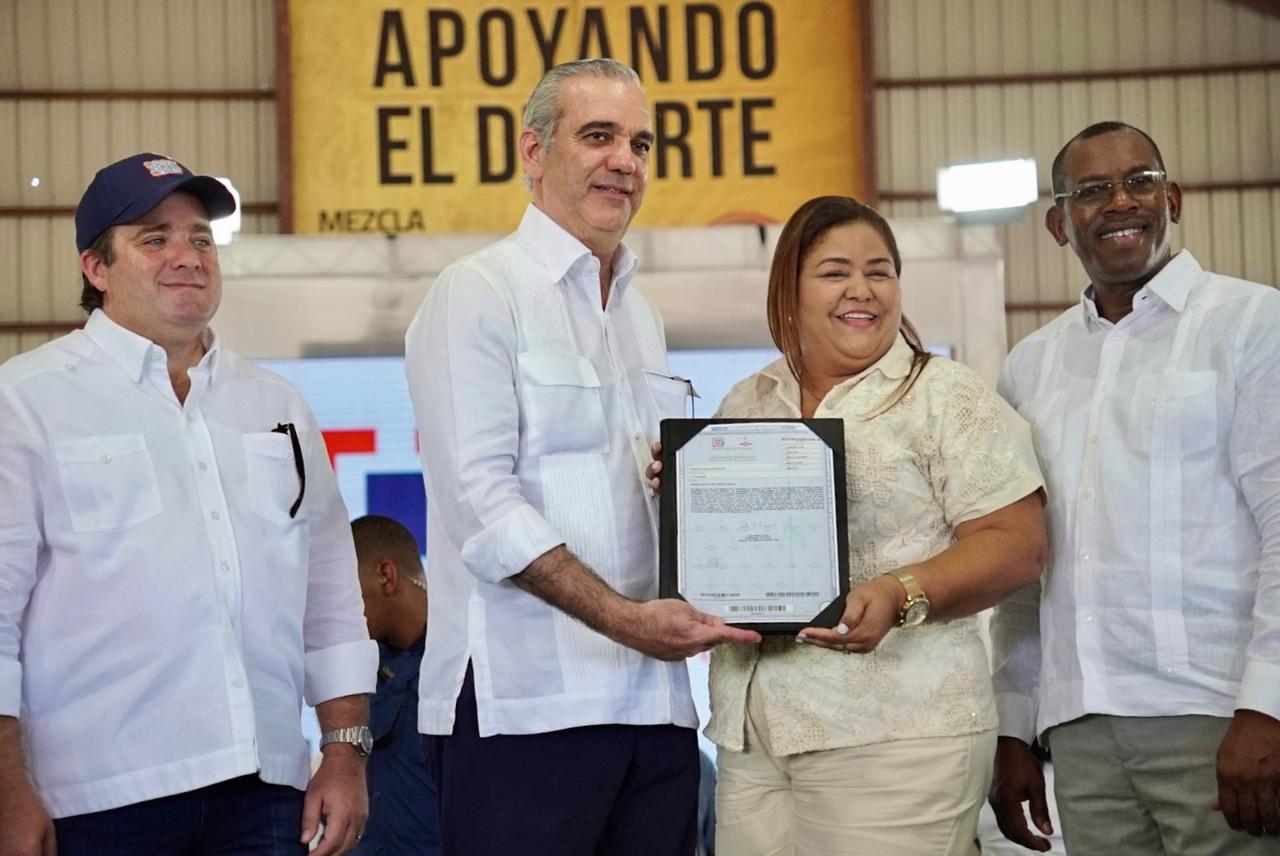 Presidente Abinader entrega 400 certificados de títulos de propiedad en Pepillo Salcedo