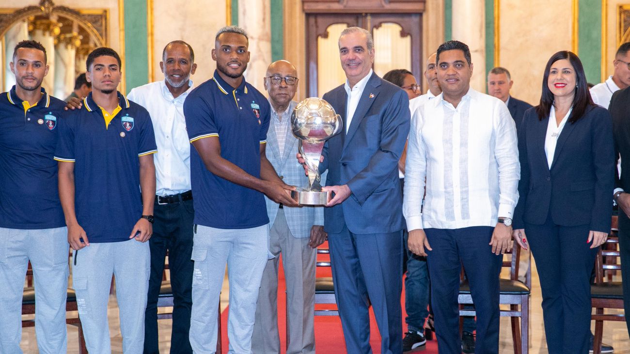 Abinader recibe al Salcedo Fútbol Club tras conquistar el campeonato nacional de fútbol Abinader recibe al Salcedo Fútbol Club tras conquistar el campeonato nacional de fútbol