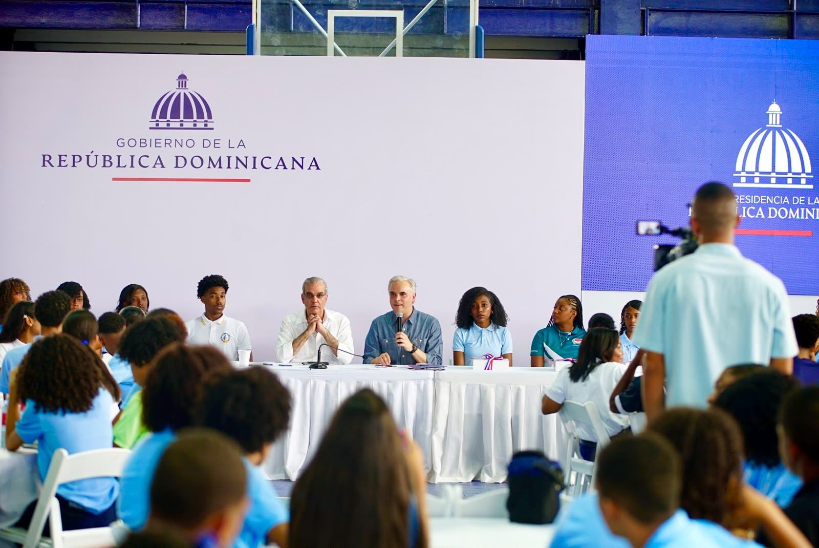 Estudiantes de Samaná plantean sus necesidades y reciben respuestas del presidente Abinader