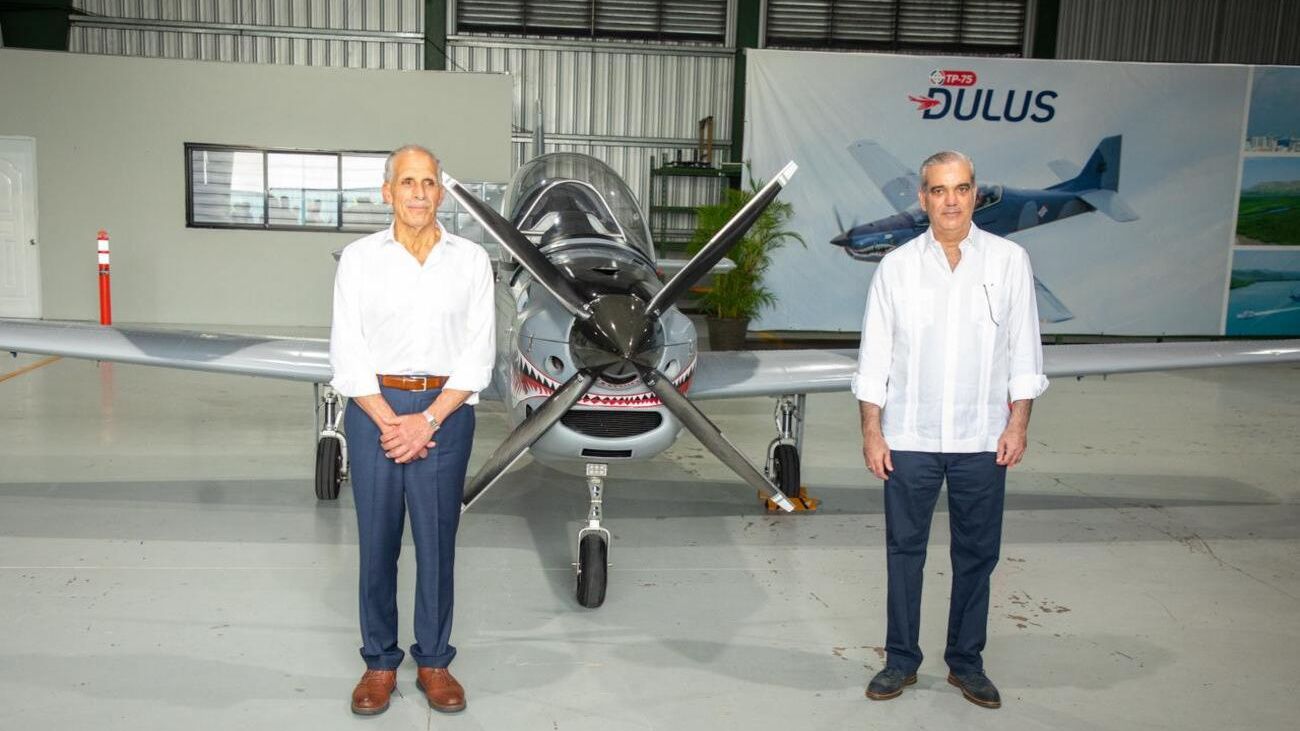 Abinader y su homólogo hondureño Nasry Asfura recorren Base Aérea de San Isidro Abinader y su homólogo hondureño Nasry Asfura recorren Base Aérea de San Isidro