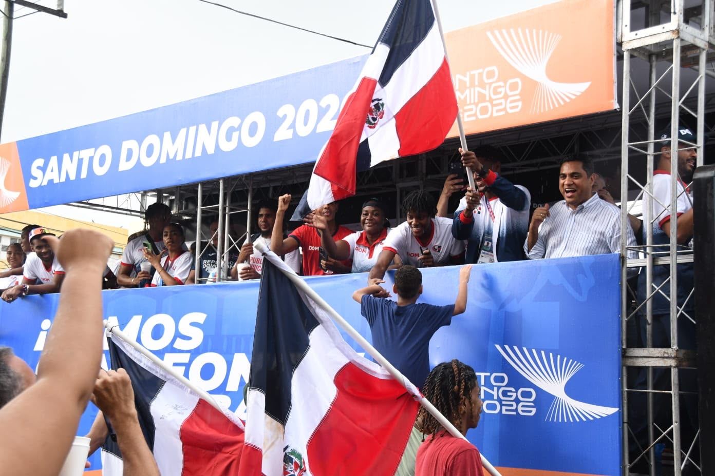 El pueblo dominicano vitorea a sus medallistas de los JCC 2026 en recorrido por diversas calles de Santo Domingo