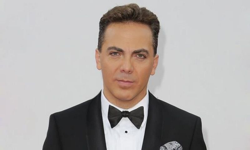 Cristian Castro se gradúa del bachillerato a los 51 años y quiere estudiar diseño industrial