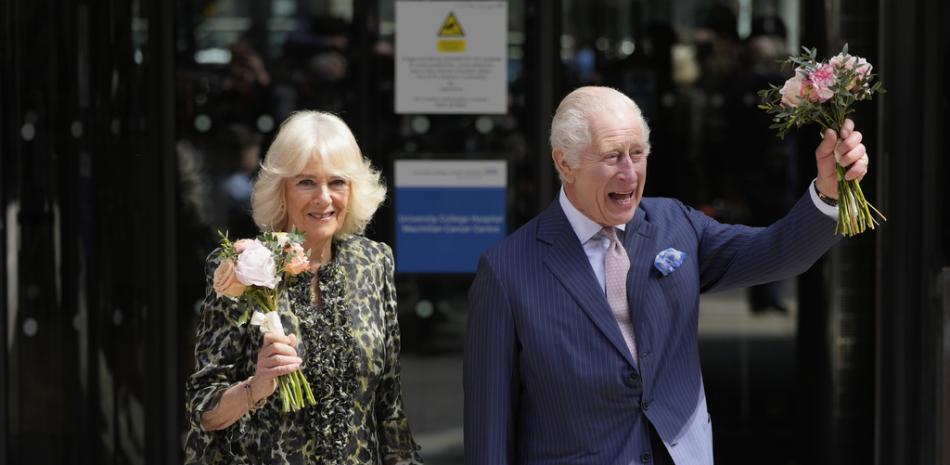 La reina Camila reconoció que le costó mantener en secreto el cáncer de Carlos III