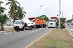 La circulación de vehículos pesados por el malecón, una prohibición ignorada por años