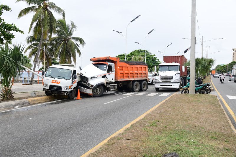 La circulación de vehículos pesados por el malecón, una prohibición ignorada por años