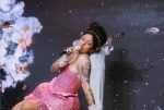 Mon Laferte enfrenta a joven que la recibió en el aeropuerto: “Un fan se sabría todas mis canciones”