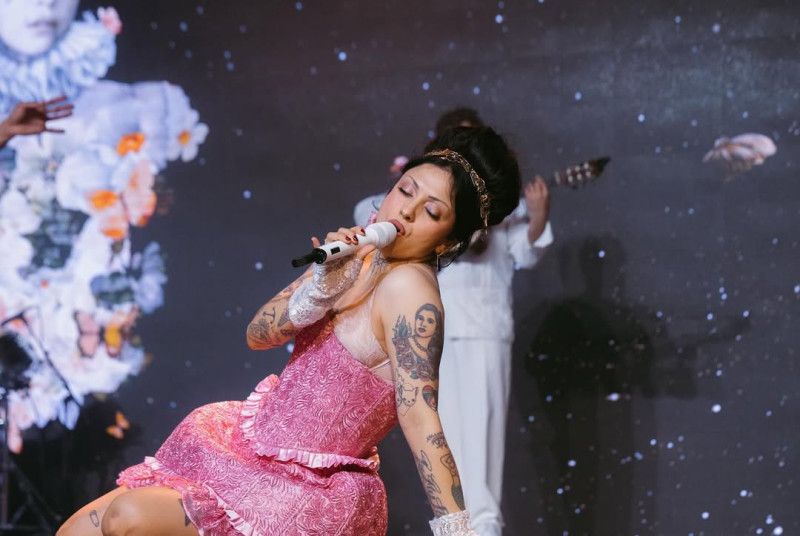 Mon Laferte enfrenta a joven que la recibió en el aeropuerto: “Un fan se sabría todas mis canciones”