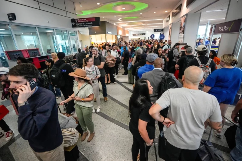 Entre 20 y 40 inmigrantes al día son detenidos en los aeropuertos de EE.UU., según NBC