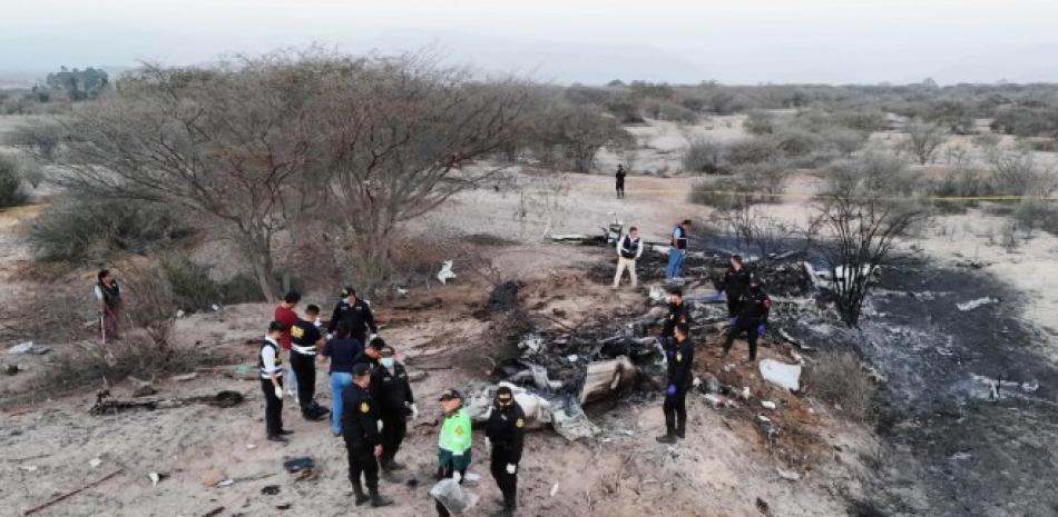 Mueren 13 turistas tras estrellarse avión en Perú