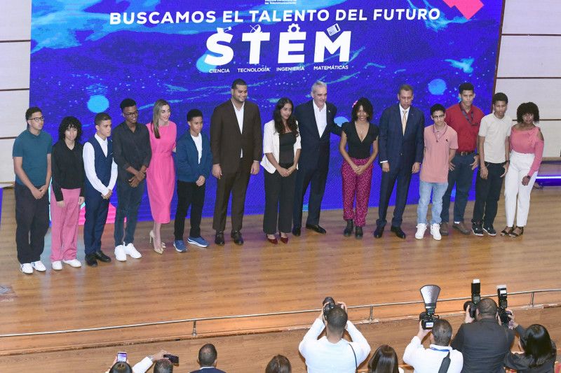 Gobierno premia a 170 estudiantes por méritos en ciencias y tecnologías Gobierno premia a 170 estudiantes por méritos en ciencias y tecnologías