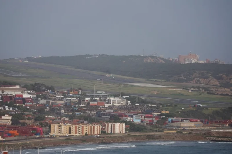 Venezuela reanuda las operaciones de carga en su principal aeropuerto tras el cierre por los sismos Venezuela reanuda las operaciones de carga en su principal aeropuerto tras el cierre por los sismos
