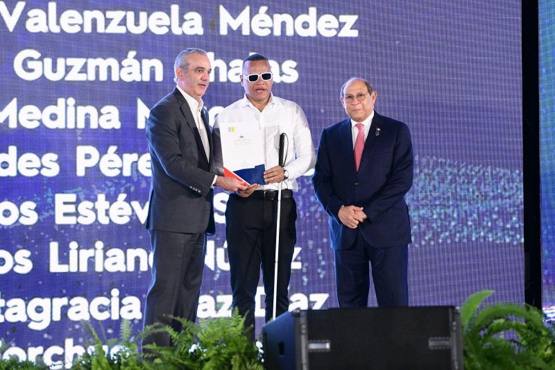Mescyt entrega 1,500 becas internacionales y lanza programa “Excelencia Sin Barreras”