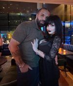 Drake hace un programa de citas y termina con una “gótica” que lo hizo ladrar y promete comprarle una casa