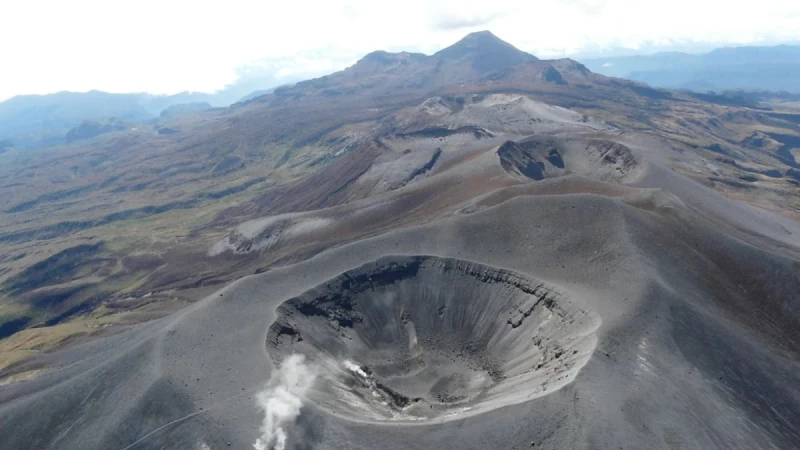 Volcán Puracé emite ceniza y gases en suroeste de Colombia y afecta aeropuerto de Popayán