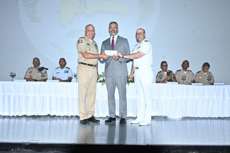 Ministerio de Defensa entrega RD$600 millones a 327 militares retirados