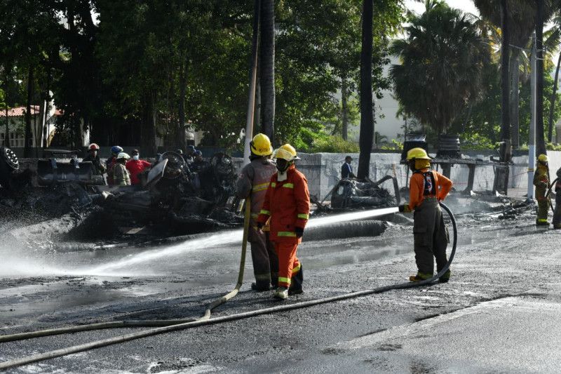 Reportan dos personas fallecidas tras explosión de tanquero en el Malecón