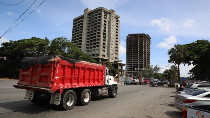 Camiones y patanas siguen circulando por el Malecón pese a restricciones