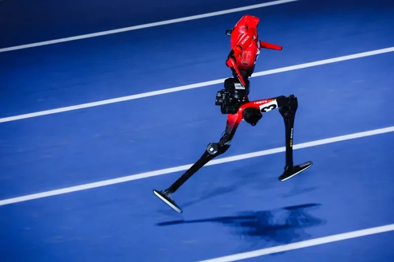 Robot rompe récord mundial en atletismo de 100 metros en China