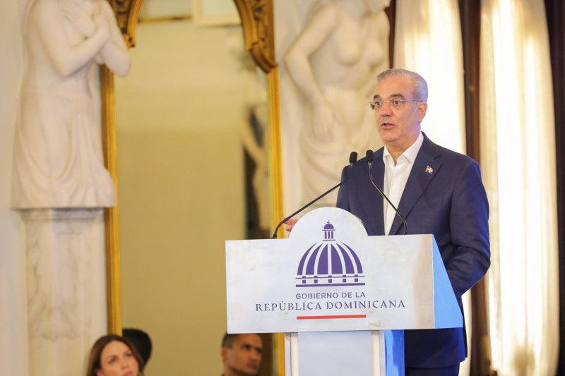 Gobierno condecora a Frank Moya Pons por aportes a la historia dominicana
