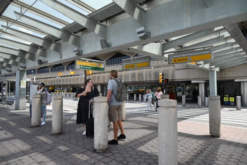 Trece heridos, tres graves, en aeropuerto de Newark tras chocar un autobús contra un muro