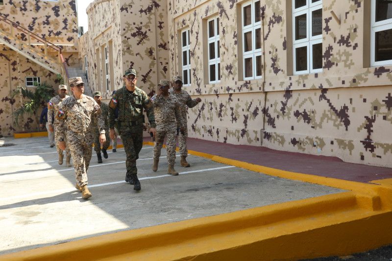 Nuevos directores recorren bases militares en frontera entre Haití y RD Nuevos directores recorren bases militares en frontera entre Haití y RD