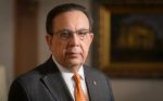 Abinader confirma a Héctor Valdez Albizu como gobernador del Banco Central