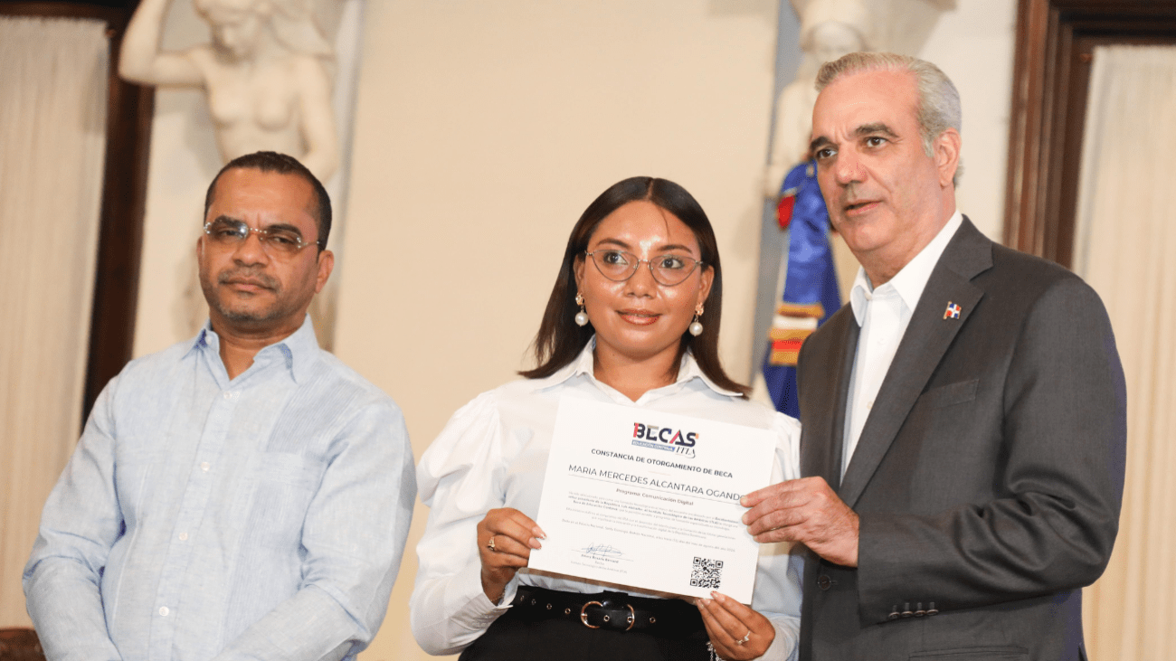 Abinader entrega más de 36,000 becas del ITLA para formación en áreas tecnológicas
