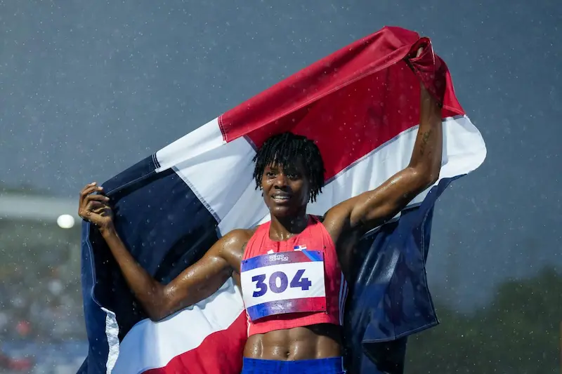 Marileidy Paulino gana el oro de los 400 metros femeninos e impone récord Marileidy Paulino gana el oro de los 400 metros femeninos e impone récord