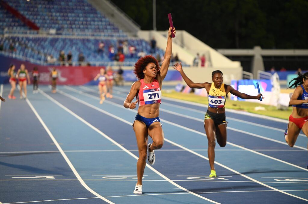 RD gana oro en relevo 4 x 100 femenino y rompe récord de JCC
