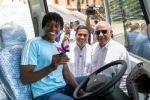 Gobierno entrega autobús a fundación de Marileidy Paulino
