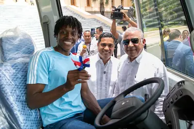 Gobierno entrega autobús a fundación de Marileidy Paulino