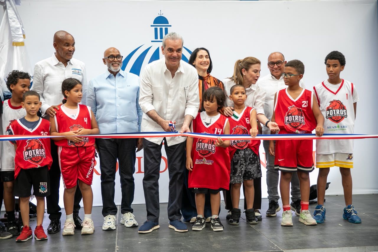 Abinader inaugura el techado del CESCAR para impulsar el deporte y la formación integral de más de 1,500 estudiantes en Capotillo