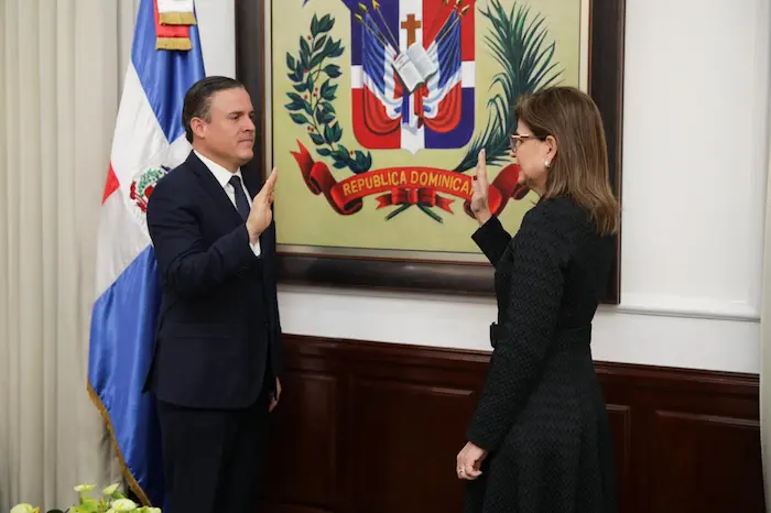 Vicepresidenta juramenta a Jean Luis Rodríguez como nuevo ministro de Vivienda