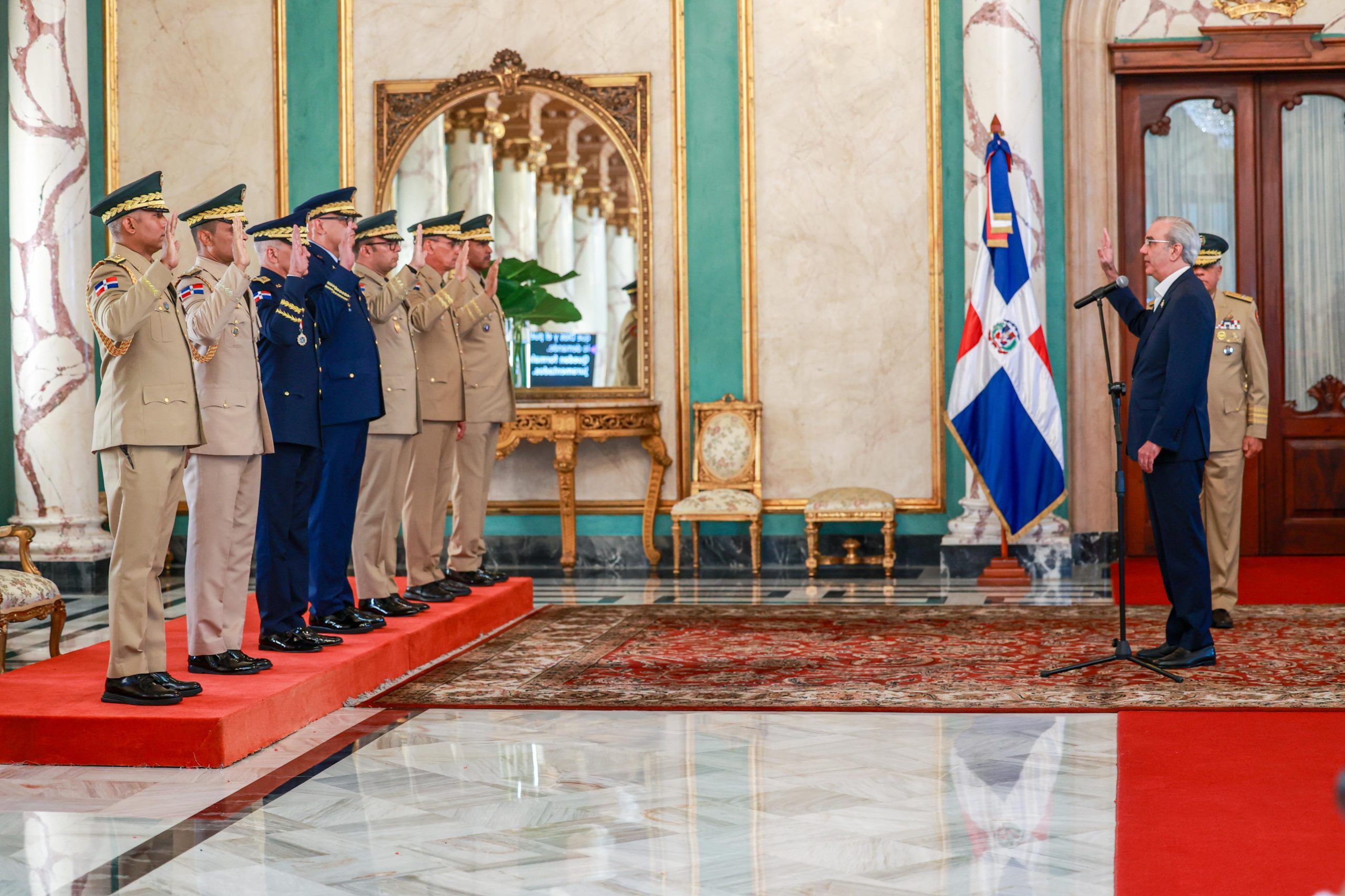 Presidente Abinader toma juramento a nuevos comandantes del Ejército y la Fuerza Aérea y al director de la PN Presidente Abinader toma juramento a nuevos comandantes del Ejército y la Fuerza Aérea y al director de la PN