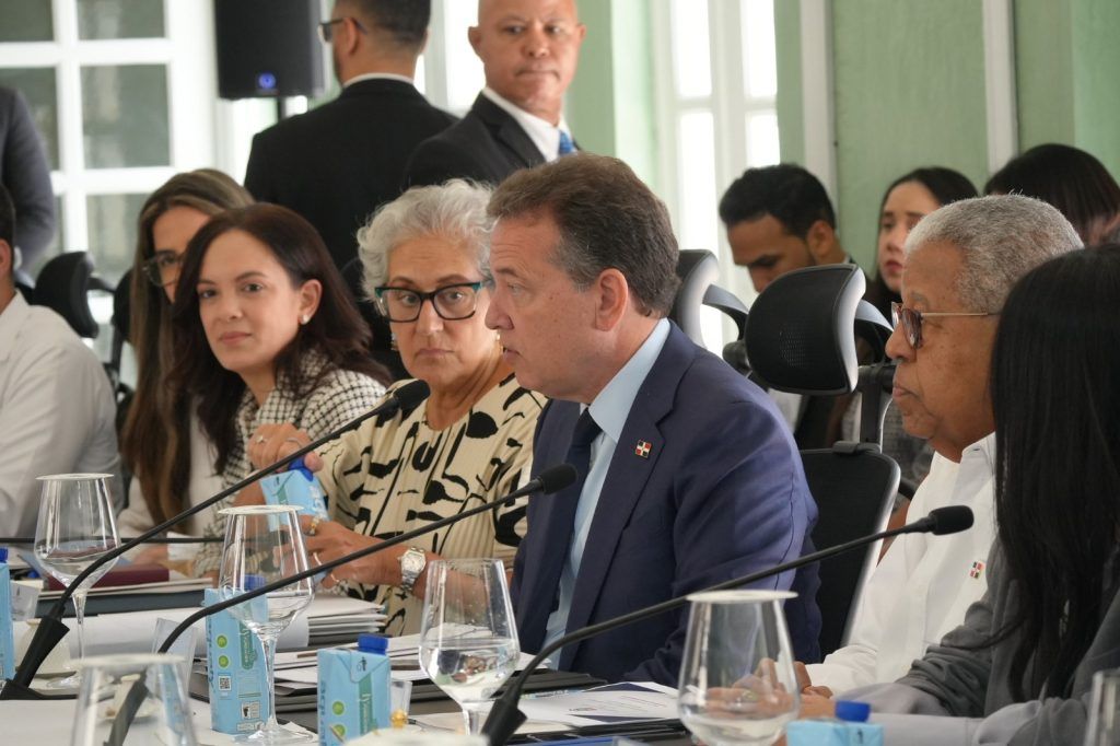 Canciller Víctor -Ito- Bisonó encabeza su primer encuentro de trabajo con viceministros y directores del MIREX
