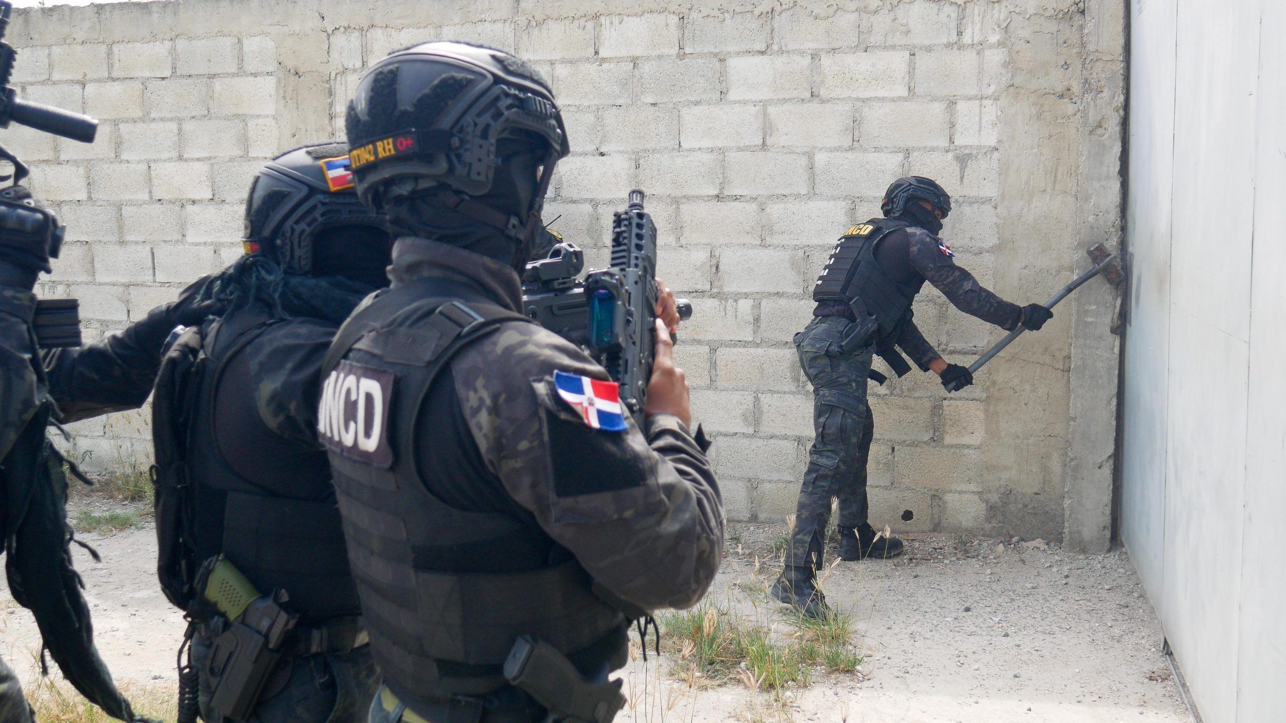 Tres detenidos y presunta cocaína incautada en SPM