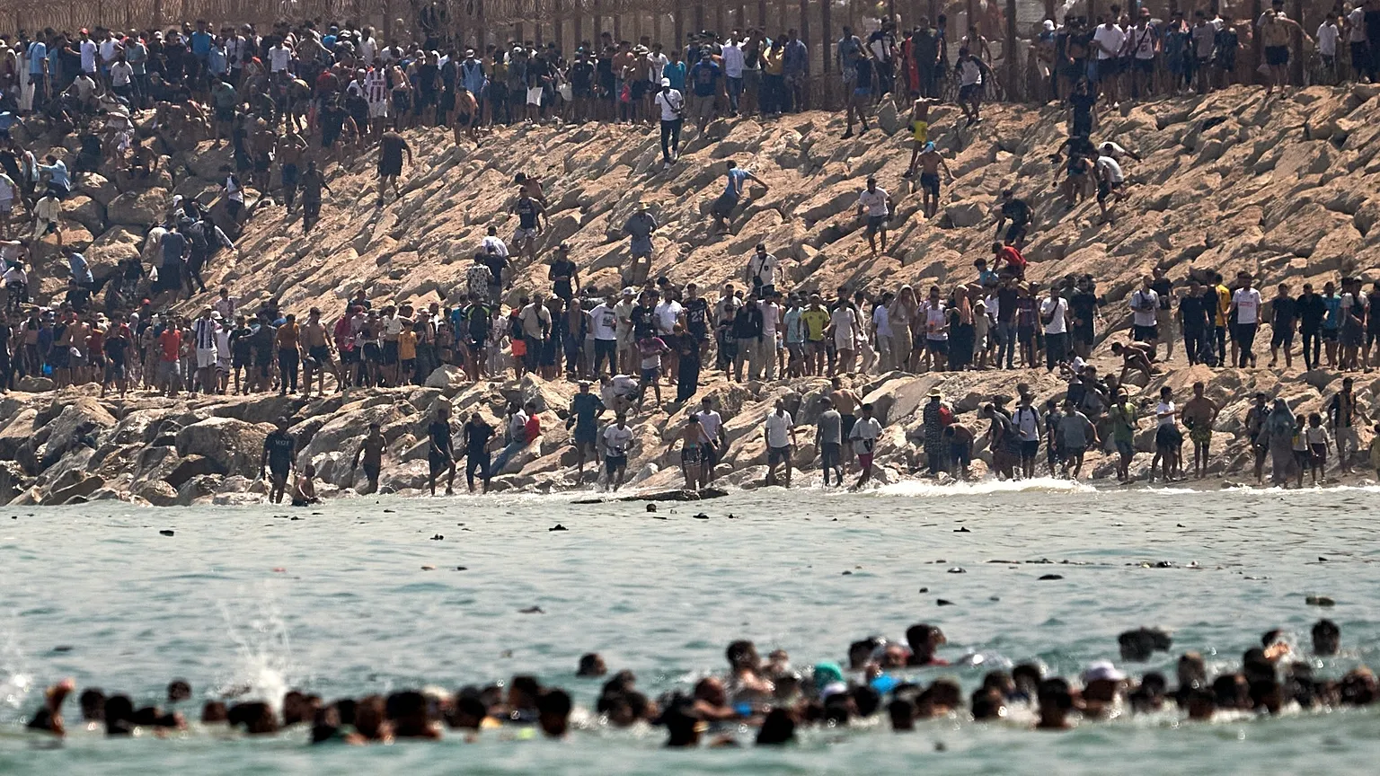 Más de mil migrantes vuelven a ser desalojados en Ceuta