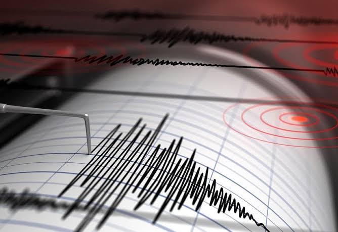 Terremoto de magnitud 7,7 sacude Indonesia con decenas de víctimas Terremoto de magnitud 7,7 sacude Indonesia con decenas de víctimas