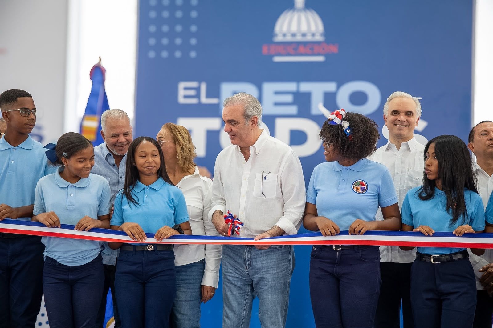 Abinader inaugura techado de centro educativo en Cambita en beneficio de 700 estudiantes y toda la municipalidad