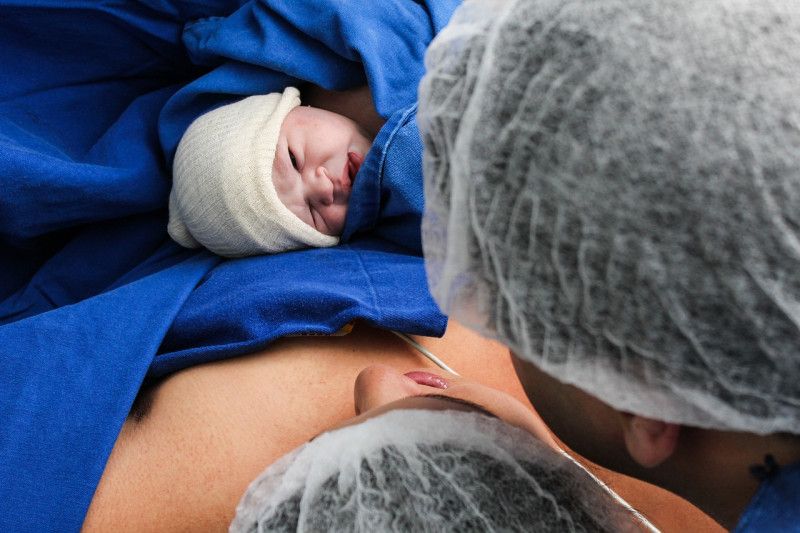 ¿Tu seguro cubre lo mismo si tu bebé nace por parto natural o por cesárea?