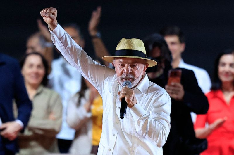 Lula lidera, seguido de Bolsonaro, con un escritor como tercer favorito, según un sondeo Lula lidera, seguido de Bolsonaro, con un escritor como tercer favorito, según un sondeo